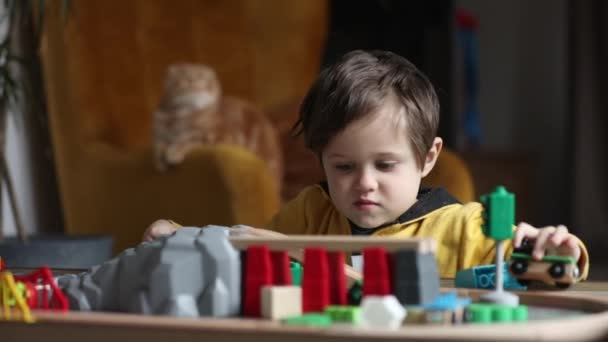 Niño Jugando Con Trenes Sobre Mesa Casa — Vídeos de Stock