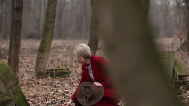 Κορίτσι Κόκκινο Παλτό Ένα Εγκαταλελειμμένο Νεκροταφείο Στον Τάφο — Αρχείο Βίντεο