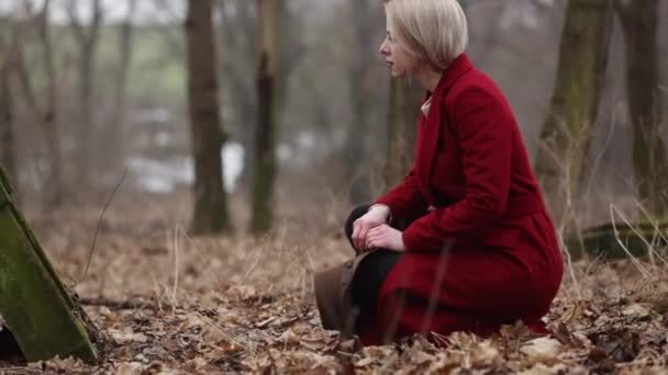 Terk Edilmiş Bir Mezarlıkta Kırmızı Ceketli Bir Kız — Stok video
