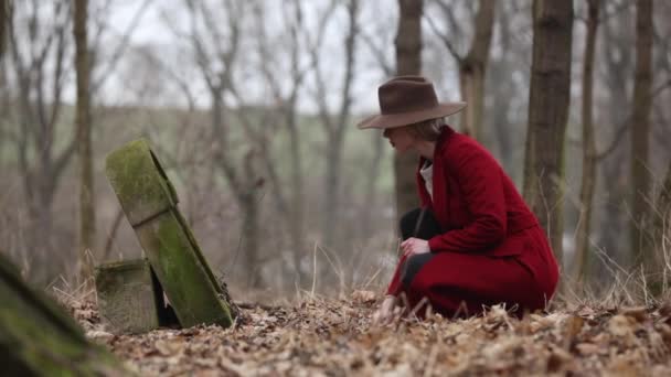 Ragazza Con Cappotto Rosso Cimitero Abbandonato Alla Tomba — Video Stock