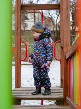 Küçük çocuk kışın parkta tek başına oynuyor.. 