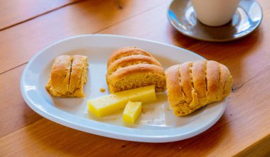 Geleneksel Girit kahvaltısı, ekmek, peynir ve kahve bir mutfaktaki ahşap masada. Girit, Yunanistan