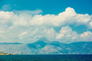 Yunanistan 'ın orta Girit kentindeki dağlara ve kıyı şeridine bak
