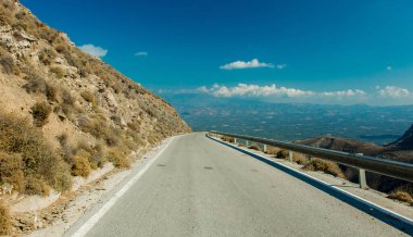 Yunanistan 'ın Heraklion, Girit dağlarındaki kırsal yol