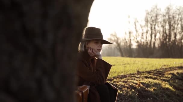 Stilvolles Mädchen Mit Hut Und Koffer Das Sonnenuntergang Auf Dem — Stockvideo