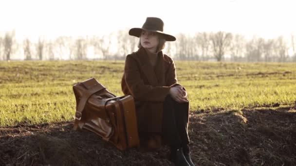 Stilvolles Mädchen Mit Hut Und Koffer Das Sonnenuntergang Auf Dem — Stockvideo