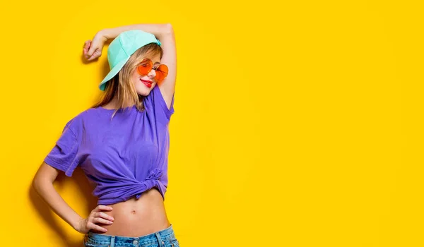 Menina Estilo Jovem Com Óculos Laranja Boné Fundo Amarelo Roupas — Fotografia de Stock