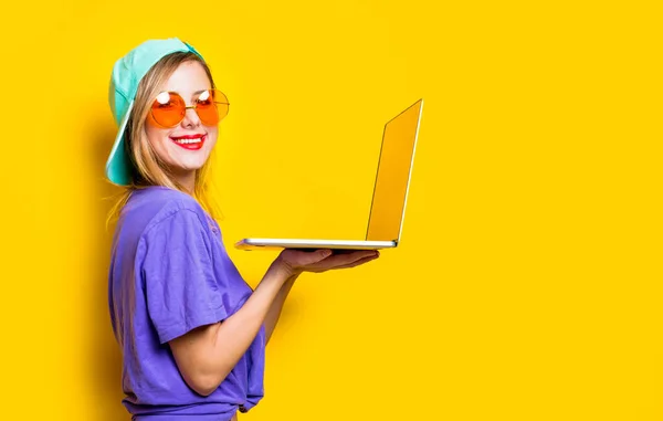 Menina Estilo Jovem Com Óculos Laranja Computador Portátil Fundo Amarelo — Fotografia de Stock