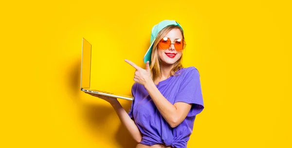 Menina Estilo Jovem Com Óculos Laranja Computador Portátil Fundo Amarelo — Fotografia de Stock