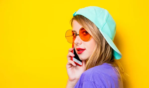 Menina Estilo Jovem Com Óculos Laranja Com Seu Telefone Fundo — Fotografia de Stock