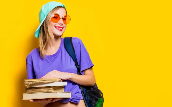 Menina Estudante Estilo Jovem Com Óculos Laranja Livros Sobre Fundo — Fotografia de Stock