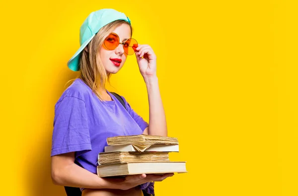 Menina Estudante Estilo Jovem Com Óculos Laranja Livros Sobre Fundo — Fotografia de Stock