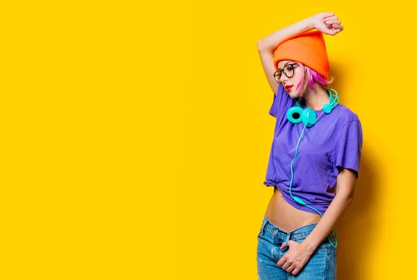 Menina Estilo Jovem Roupas Roxas Com Fones Ouvido Fundo Amarelo — Fotografia de Stock