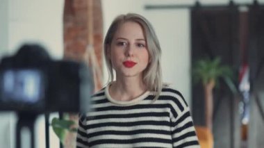 Sarışın blog yazarı bir salgın sırasında evdeki kameraya bir vlog kaydediyor