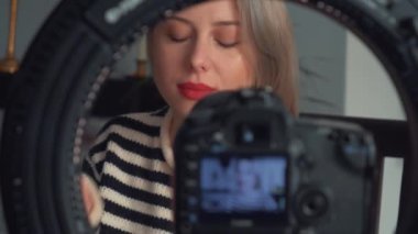 Sarışın blog yazarı bir salgın sırasında evdeki kozmetikler hakkında bir vlog kaydediyor