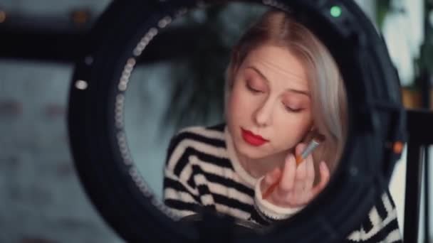 Blond Blogger Som Skriver Kosmetikk Hjemme Pandemi – stockvideo