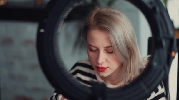 大流行の間に自宅で化粧品についてのVlogを記録するブロンドのブロガー — ストック動画