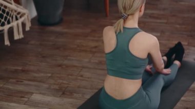 Kız evde yoga yapıyor.