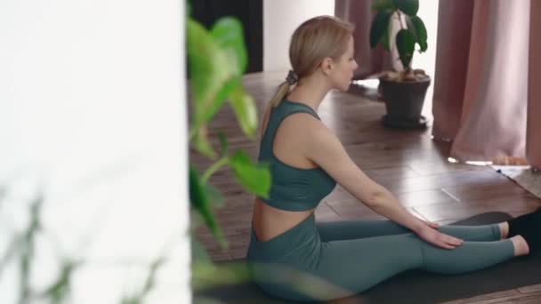 Fata Practică Yoga Acasă — Videoclip de stoc