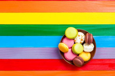 Ahşap arkaplanda, tabakta makarna..