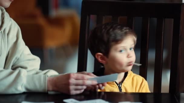 Μικρό Αγόρι Μαθαίνει Λέξεις Από Χαρτιά Κάτω Από Πρόγραμμα Θεραπείας — Αρχείο Βίντεο