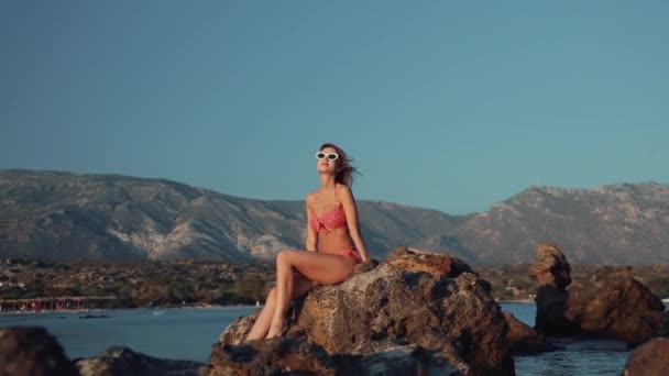 Молода Руда Дівчина Капелюсі Бікіні Пляжі Елафонісі Заході Криту Греція — стокове відео