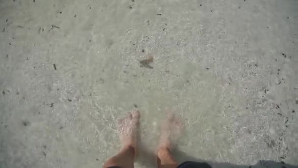 Mann Spaziert Lagunenwasser Von Balos Griechenland Sommer Juli — Stockvideo