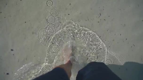 7月の夏にギリシャのバロスのラグーンの水の中を歩く男 — ストック動画