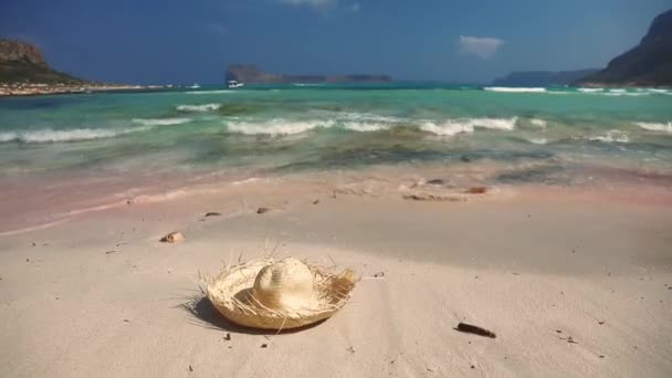 Ψάθινο Καπέλο Παραλία Στη Λιμνοθάλασσα Του Μπάλου Ελλάδα Καλοκαίρι Ιούλιος — Αρχείο Βίντεο