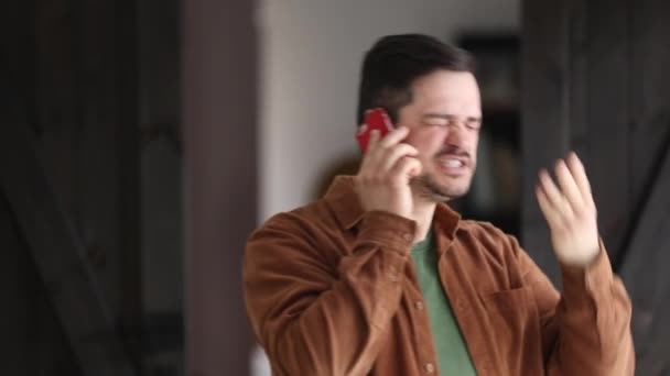 Hombre Tiene Ataque Corazón Mientras Habla Por Teléfono — Vídeo de stock