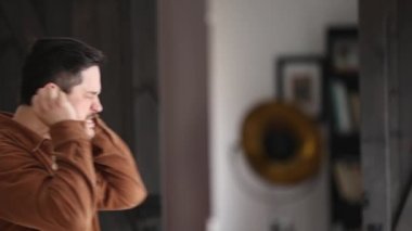 Evde stresten bağıran kızgın bir adam.