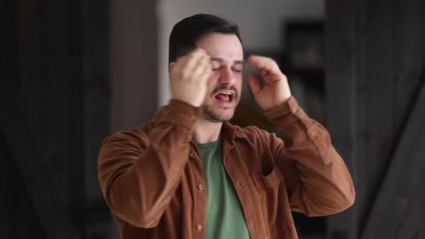 Сердитий Чоловік Кричить Від Стресу Вдома — стокове відео