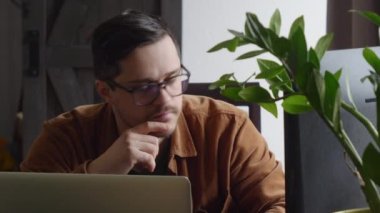 erkek programcı evdeki bir bilgisayara kod yazar