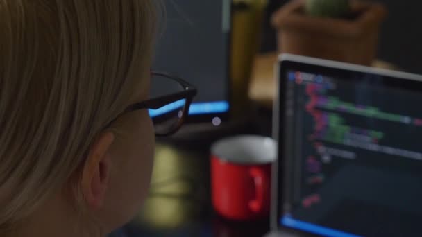 Bekijken Als Vrouw Bril Werken Met Code Laptop Computer — Stockvideo