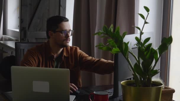 Erkek Programcı Evdeki Bir Bilgisayara Kod Yazar — Stok video