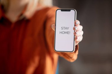 ABD, New York - 20 Mart 2021: iPhone 12 'yi mesajla tutan kadın - evde kal