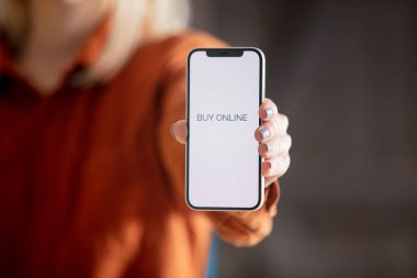 ABD, New York - 20 Mart 2021: iPhone 12 'yi internetten satın alan kadın