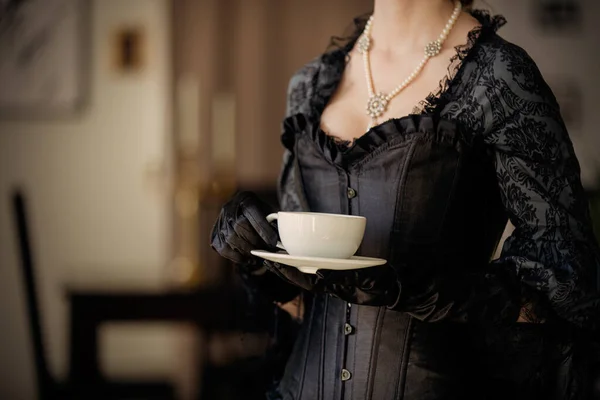 Kaliteli Siyah Elbiseli Güzel Bir Kadın Elinde Bir Fincan Çay — Stok fotoğraf