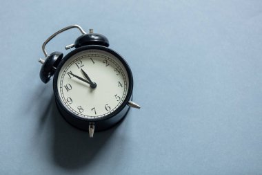 Gri arka planda klasik alarm saati, Depresyon konsepti 