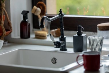 Köy evindeki gizli mutfak lavabosu manzarası