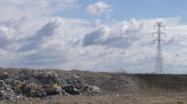 Yasadışı plastik çöplük. Almanya 'dan ihraç edilen zehirli plastikler Polonya' nın boş taş ocaklarında toplanır ve geri dönüştürülmez..
