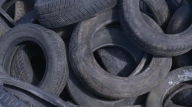 Araba lastikleri gayri kanuni yollarda buğday tarlasının yanında, Silezya, Polonya