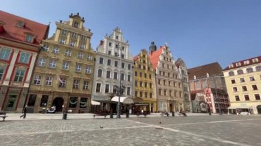 Wroclaw, Polonya - 25 Mart 2021: Kilit ve salgın sırasında şehrin merkez meydanına bakın. 