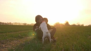 Anne ve oğul gün batımında kırsal bir yolda otururken kucaklaşıyorlar.