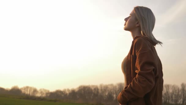 Mujer Rubia Camisa Atardecer Con Cielo Fondo — Vídeos de Stock