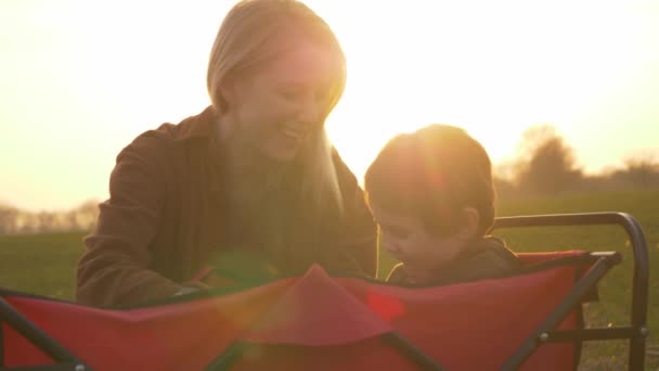 Mor Leker Med Barn Solnedgang – stockvideo