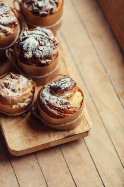 Tahta masadaki güzel Paskalya pastaları. 