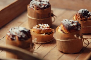 Tahta masadaki güzel Paskalya pastaları. 