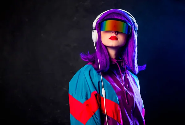 Κομψό Κορίτσι Γυαλιά Cyber Punk Και Φόρμες 80S Ακουστικά Σκούρο — Φωτογραφία Αρχείου