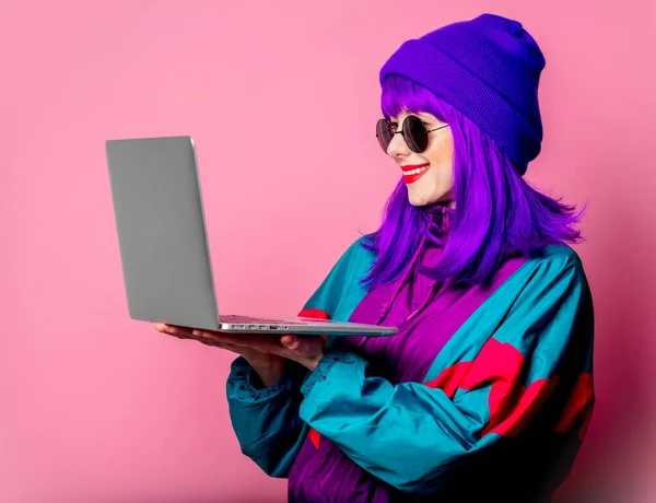 Menina Elegante Tracksuit Segurar Laptop Fundo Rosa — Fotografia de Stock
